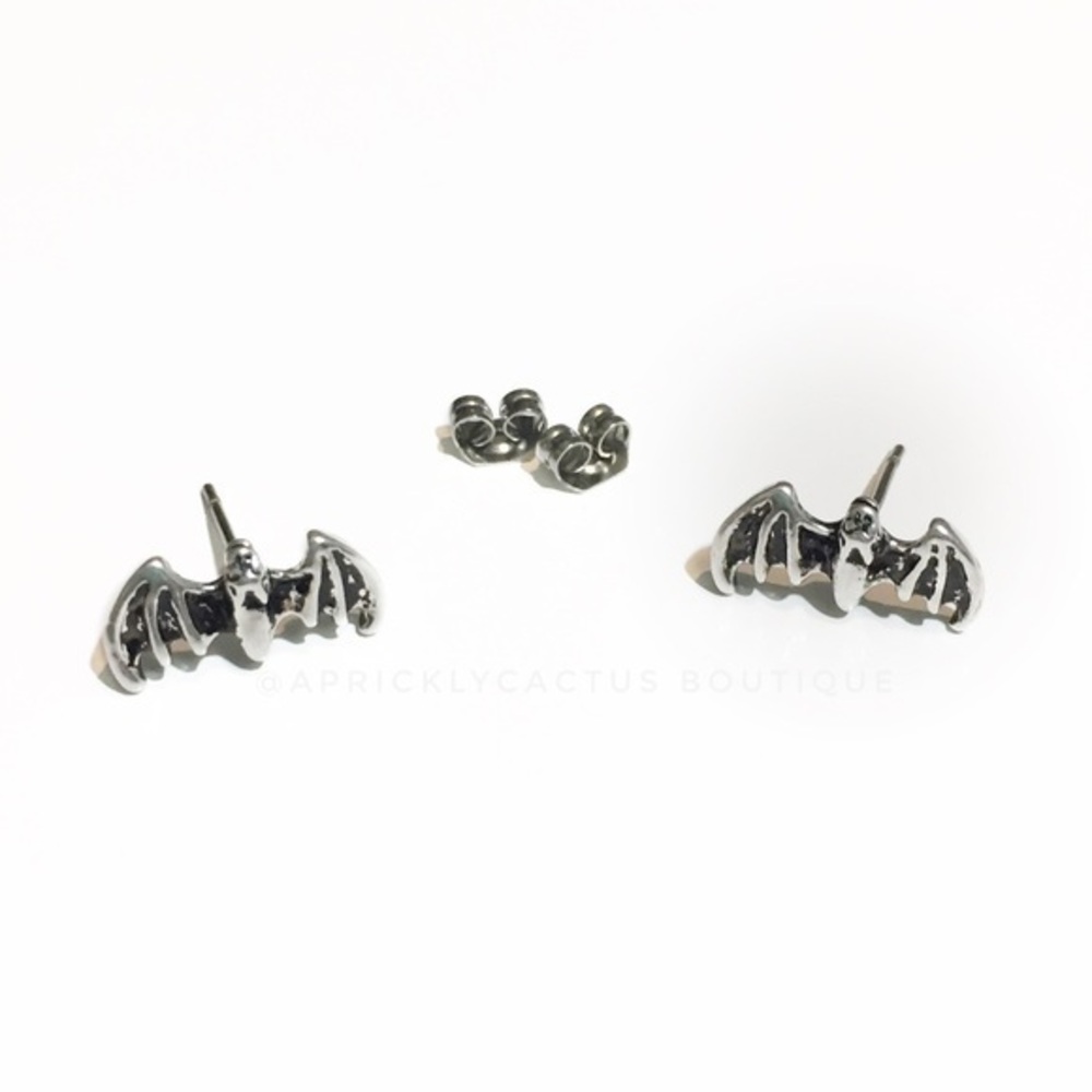 🛍Bat Stud Earrings Aged Silver Tone Halloween New